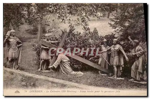 Ansichtskarte AK Lourdes Le Calvaire III Station Jesus tombe pour la premiere fois