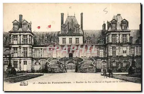 Cartes postales Palais de Fontainebleau Escalier du Fer a Cheval et facade sur le Chateau