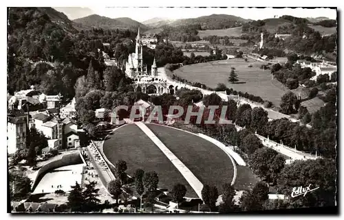 Cartes postales Lourdes La Basilique La Basilique Souterraine St Pie X recouverte de gazon et son entree princip