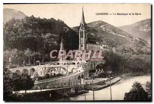 Cartes postales Lourdes la Basilique et le Gave