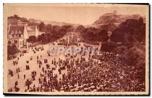 Ansichtskarte AK Lourdes la foule sur l'Esplanade