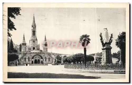 Cartes postales Lourdes La Basilique et Vierge couronnee