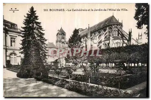 Ansichtskarte AK Bourges La Cathedrale et le Jardin de l'Hotel de Ville