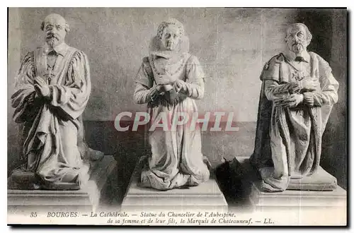 Ansichtskarte AK Bourges La Cathedrale Statue du Chancelier de l'Aubepine de sa femme et de leur fils le Marquis