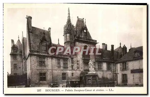 Cartes postales Bourges Palais Jacques Coeur et Statue