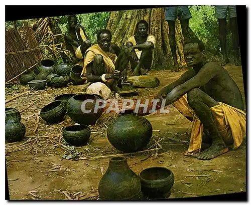 Moderne Karte Baro River Village scene showing the unusual pottery made in this part of the country Ethiopia H