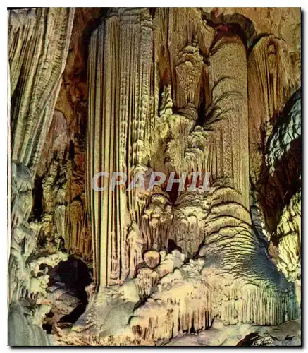 Cartes postales moderne La Falaise Illuminee le Bas du Temple est herisse d'asperites de magnifiques piliers de Stalagmi