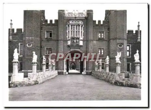 Cartes postales moderne Hampton Court Palace West front Moat Bridge showing restored King's Beasts