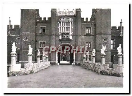 Moderne Karte Hampton Court Palace West front Moat Bridge showing restored King's Beasts