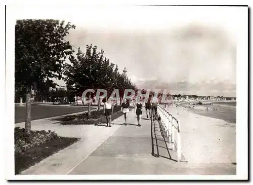 Cartes postales moderne La Baule La Promenade et la Plage