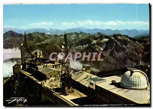 Cartes postales moderne Les Pyrenees L'Observatoire du Pic du Midi de Bigorre au fond la Chaine des Pyrenees