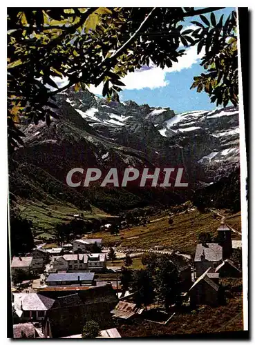 Cartes postales moderne Hautes Pyrenees Gavarnie Le Village et le Cirque