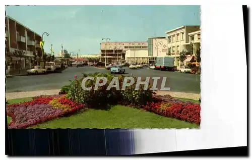 Cartes postales moderne Royan massif de fleurs du Cours de l'Europe vue vers la Poste et le Front de Mer