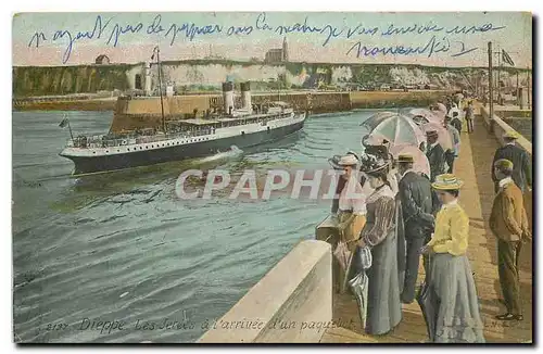 Cartes postales Dieppe Les Jetees a l'arrinee d'un paquebot Bateau