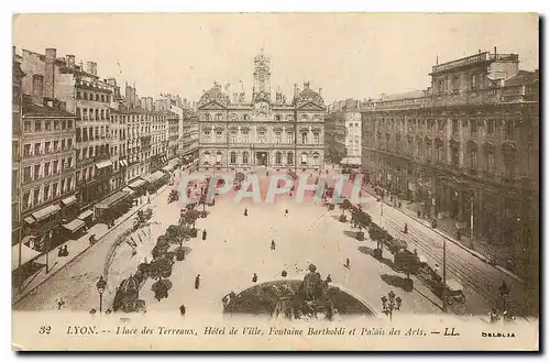Cartes postales Lyon Place des Terreaux Hotel de Ville Fontaine Bartholdi et Palais des Arts