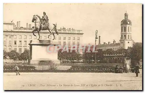 Cartes postales Lyon Place Bellecour La Statue de Louis XIV et l'Eglise de la Chartie