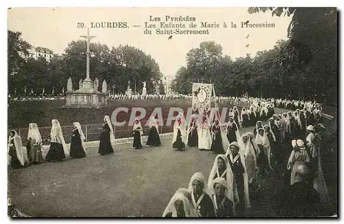 Cartes postales Les Pyrenees Lourdes Les Enfants de Marie a la Procession du Saint Sacrement