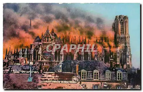 Cartes postales Reims Marne Photographie authentique de la Cathedrale de Reims pendant l'incendie 19 septembre 1