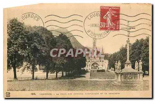 Cartes postales Lourdes la Croix des l'esplanade et la Basilique