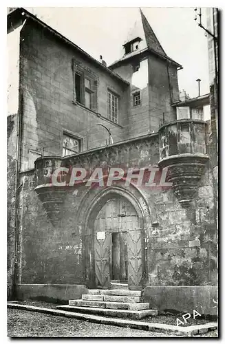 Ansichtskarte AK Rodez Aveyron Place Adrien Rozier avec cour d'escalier construite en 1510