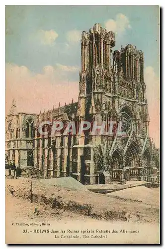 Cartes postales Reims dans les Ruines apres la Retraite des Allemands La Cathedrale