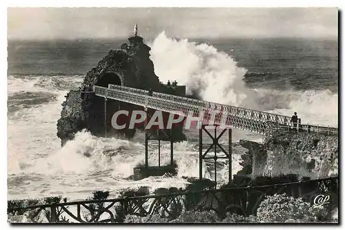 Ansichtskarte AK Biarritz La Tempete au Rocher de la Vierge