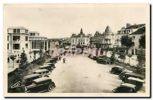 Cartes postales Vichy Nouvelle Place de la Poste et vue sur l'Hotel de Ville