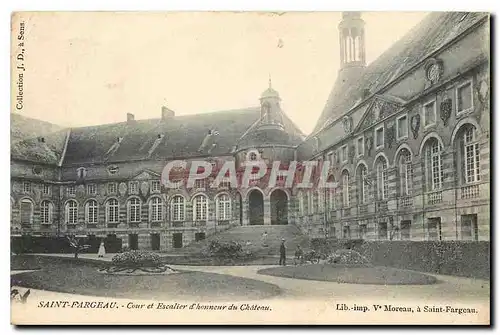 Ansichtskarte AK Saint Fargeau Cour et escalier d'honneur du Chateau