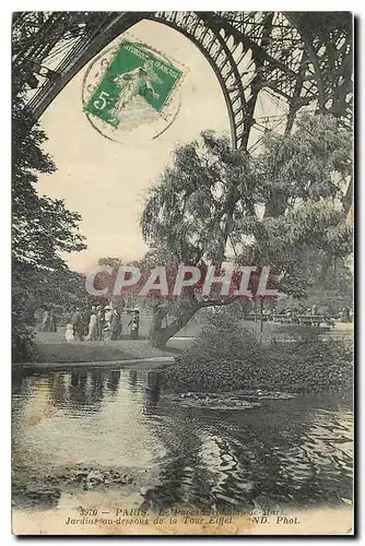 Cartes postales Paris le Parc du Champ Mars Jardins au dessous de la Tour Eiffel