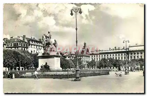 Cartes postales Lyon Place Bellecour Statue de Louis XIV