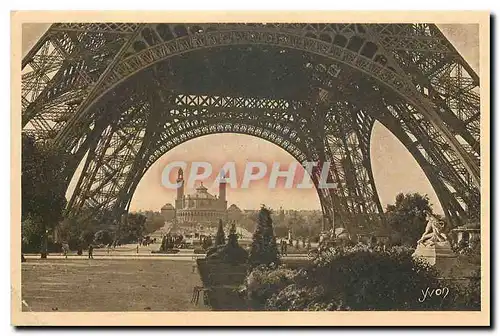 Cartes postales Paris en flanant Sous la Tour Eiffel dans le fond le Trocadero