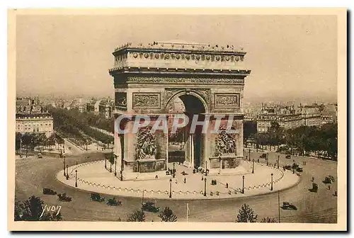 Cartes postales Paris en Flanant l'Arc de Triomphe et la Place de l'etoile c'est sous ce monument que repose le