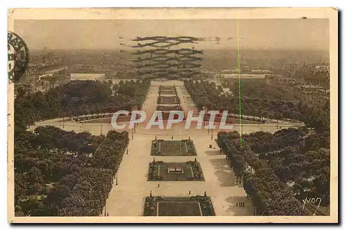 Cartes postales Paris en Flanant vue generale du Champ de Mars dans le fond l'ecole Militaire