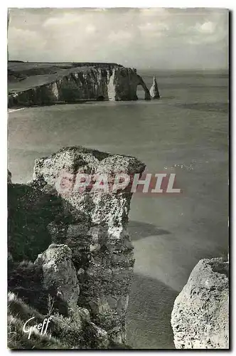 Ansichtskarte AK En Normandie Etretat Seine Maritime Rochers de la Falaise d'Amont au loin Falaise et Porte d'Ava