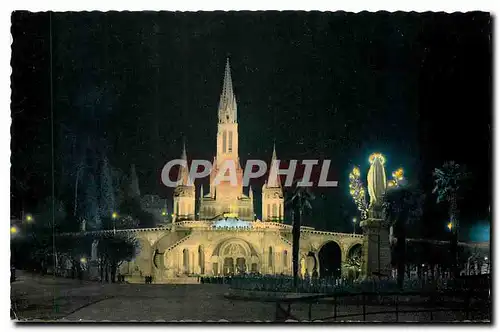 Cartes postales Lourdes La Basilique et la Vierge couronnee illuminee