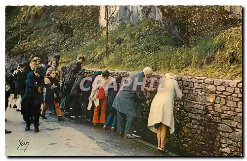 Cartes postales Lourdes les fontaines a l'eau miraculeuse