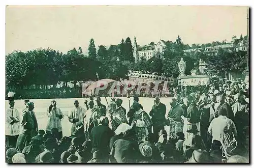 Ansichtskarte AK Lourdes Hautes Pyrenees La Procession sur l'Esplanade Le Saint Sacrement