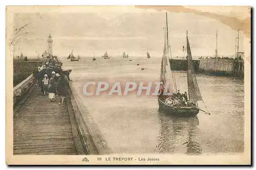 Cartes postales Le Treport Les Jetees Phare Bateau de peche