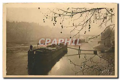 Cartes postales Paris en flanant Chalands sur la Seine