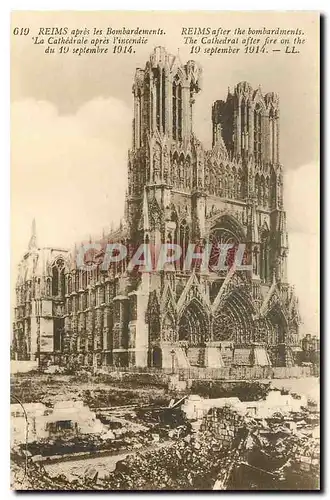 Cartes postales Reims apres les Bombardements la Cathedrale apres l'Incendie du 19 septembre 1914