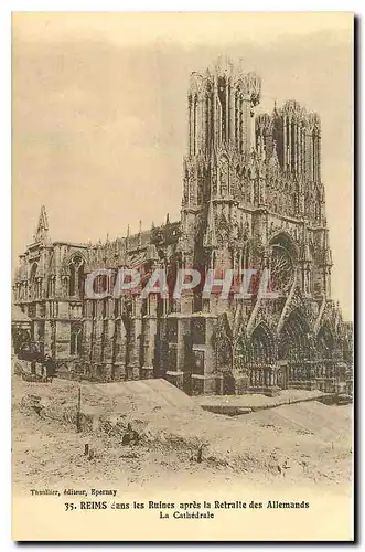 Cartes postales Reims dans les ruines apres la Retralle des Allemands la Cathedrale
