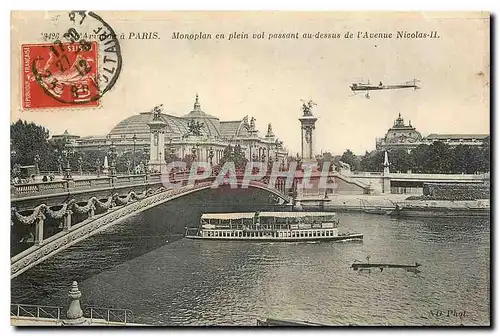 Cartes postales Paris Monoplan en plein vol passant au dessus de l'Avenue Nicolas II Avion Aviation Bateau