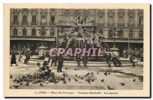 Ansichtskarte AK Lyon Place des Terreaux Fontaine Bartholdi Les pigeons