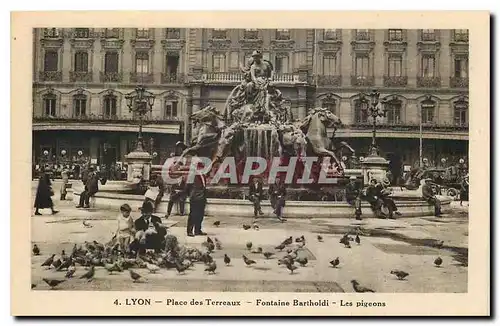 Cartes postales Lyon Place des Terreaux Fontaine Bartholdi Les pigeons