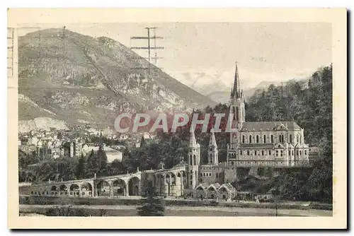 Cartes postales Lourdes La Basilique et les montagnes