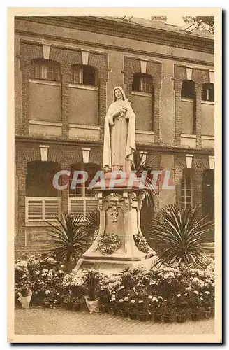 Cartes postales La Statue de Sainte Therese de l'Enfant Jesus dans la cour d'entree du Carmel de Lisieux