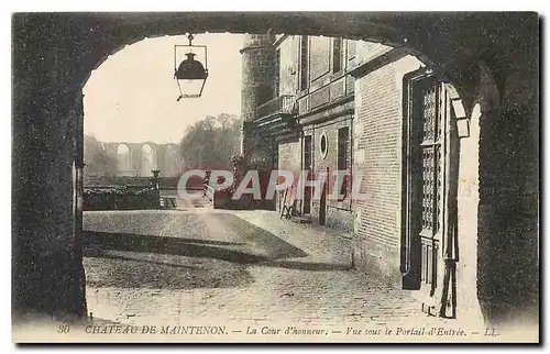 Cartes postales Chateau de Maintenon La Cour d'honneur Vue sous le Portail d'Entree