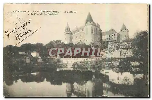 Ansichtskarte AK Charente La Rochefoucauld Le Chateau et le Pont de la Tardoire