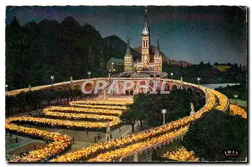 Cartes postales Lourdes La Basilique illuminee et la Procession