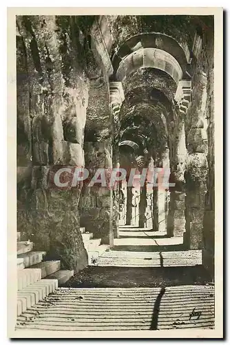 Cartes postales Nimes Gard Galerie faisant le tour des Arenes